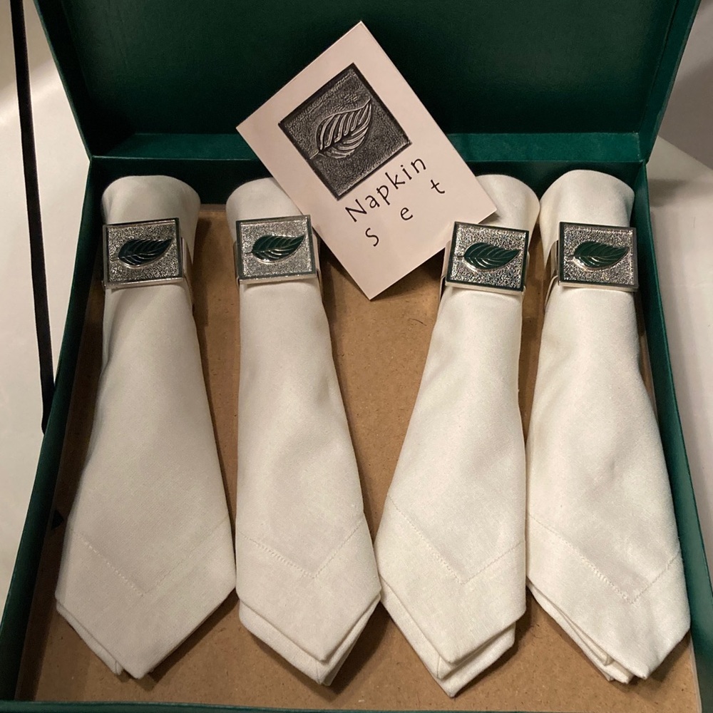 Discovery Silver and White/Cream colored Napkin Set